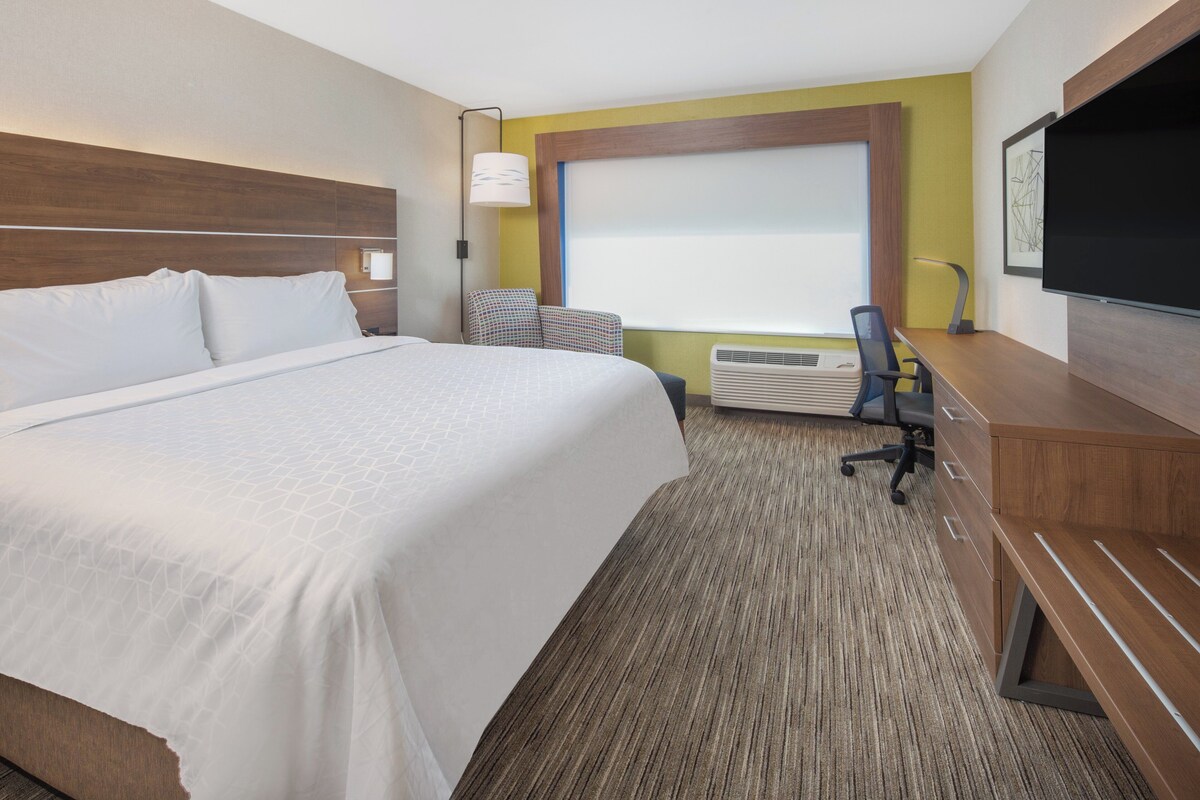 In-room safe, desk, WiFi (free), bed sheets