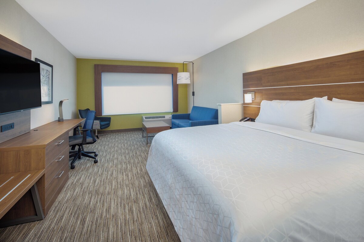 In-room safe, desk, WiFi (free), bed sheets