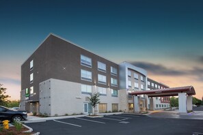 A modern hotel with a parking lot and a covered entrance. - Holiday Inn Express & Suites Chico by IHG (Chico)