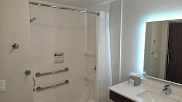 Un baño moderno con bañera, ducha y lavamanos.