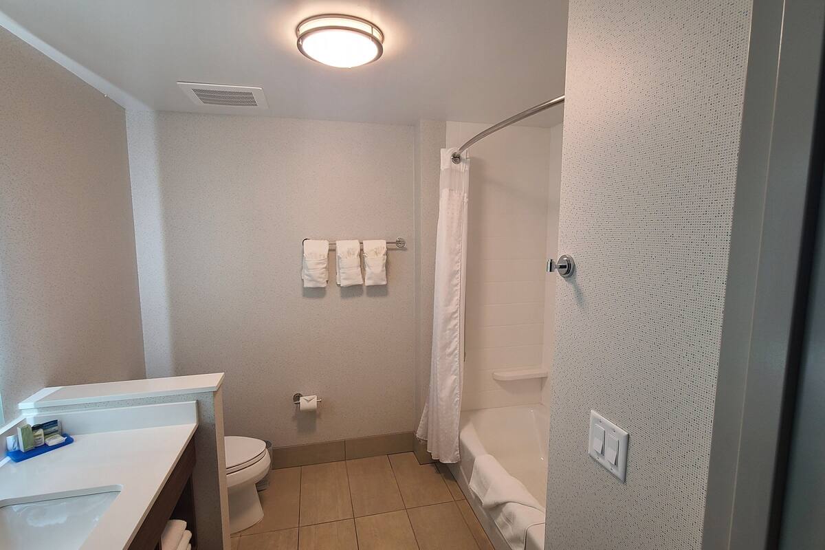 1 bedroom, in-room safe, desk, free wifi