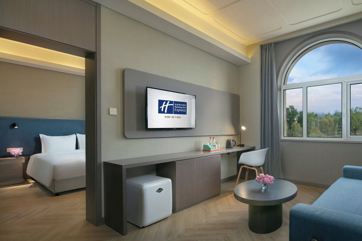 Suite, 1 King Bed (Additional Living Area) | Minibar, in-room safe, soundproofing, WiFi (free)