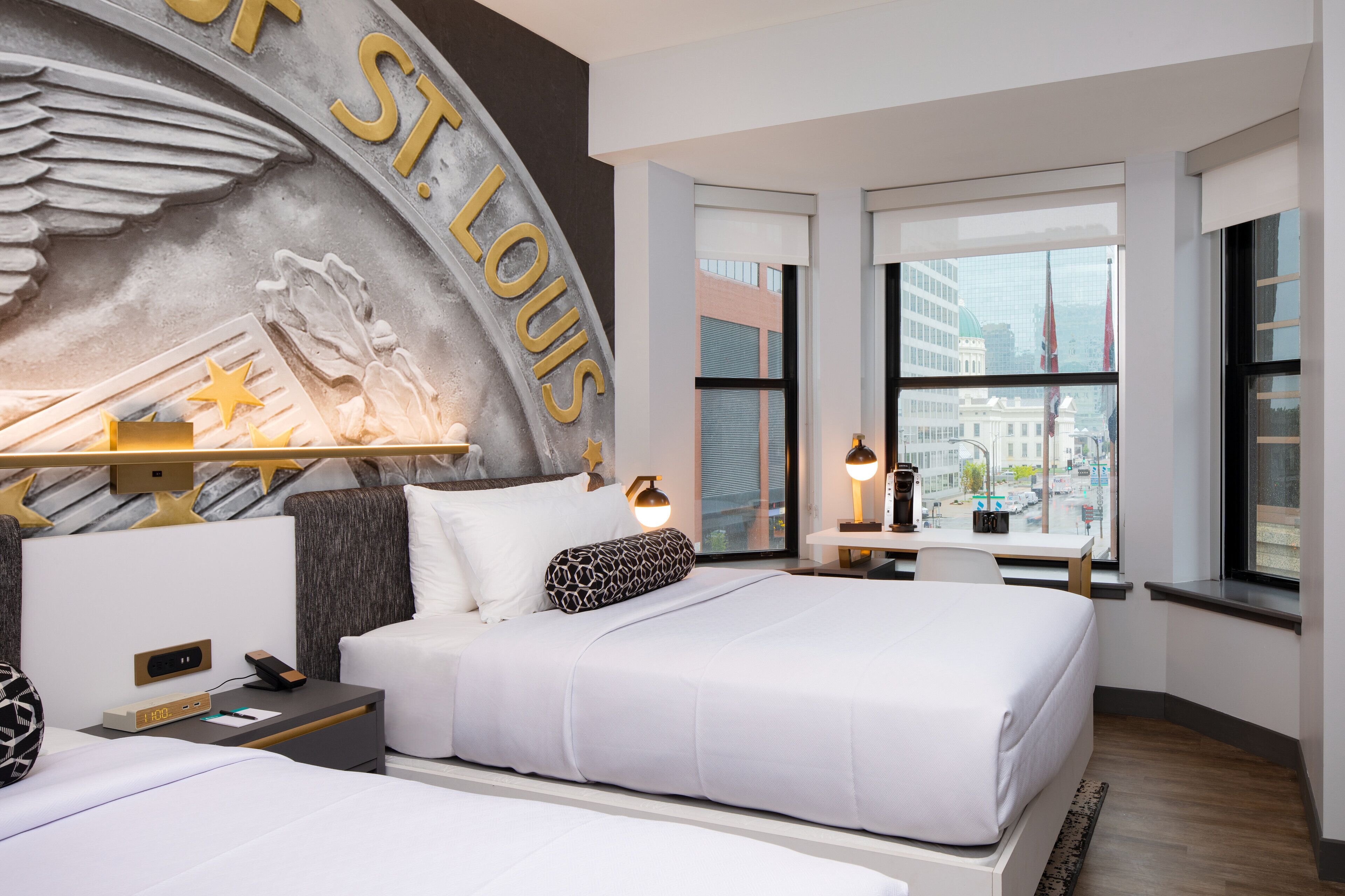 Rom – standard, 2 dobbeltsenger, byutsikt | Sengetøy av topp kvalitet, senger med overmadrass og skrivebord