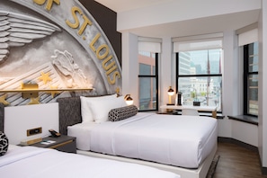 Standaard kamer, 2 tweepersoonsbedden, uitzicht op de stad | Luxe beddengoed, pillowtop-bedden, een bureau, een laptopwerkplek