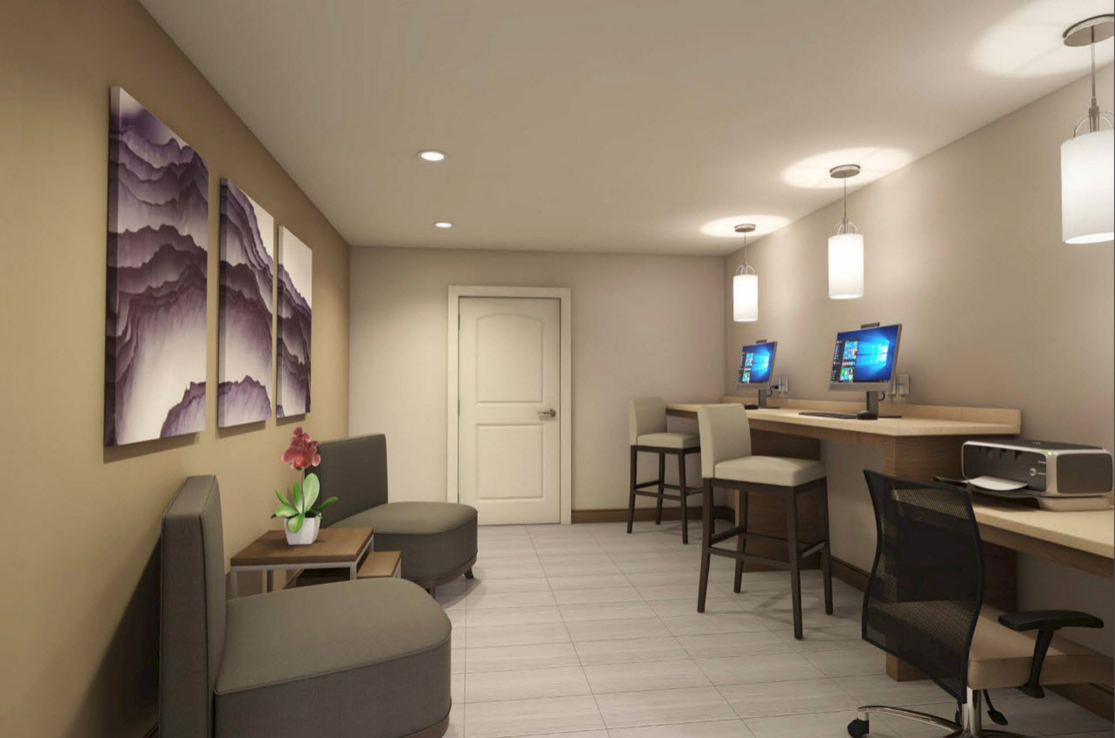 Habitación de hotel con escritorio, dos sillas, computadora, impresora y una puerta.