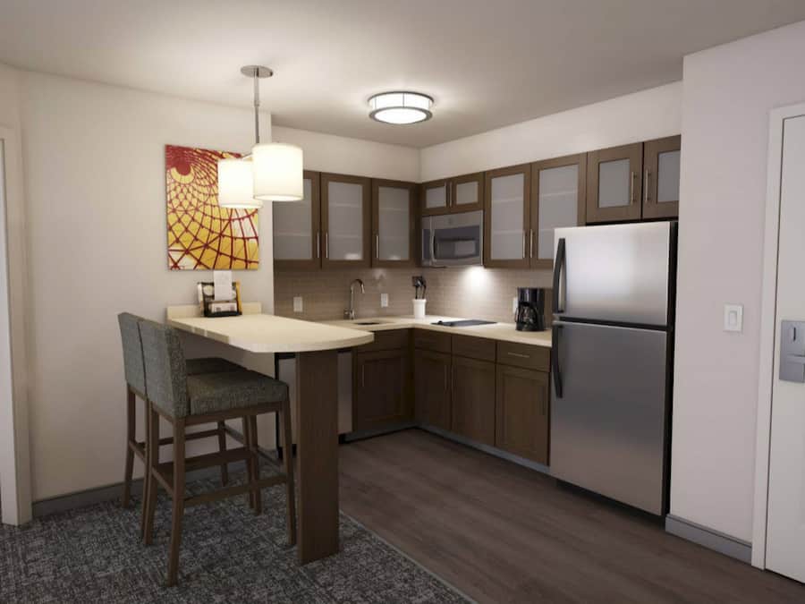 Escrivaninha, cortinas blackout, ferros/tábuas de passar roupa