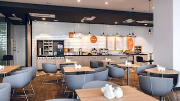 Se sirven desayunos, comidas, cenas y cocina regional