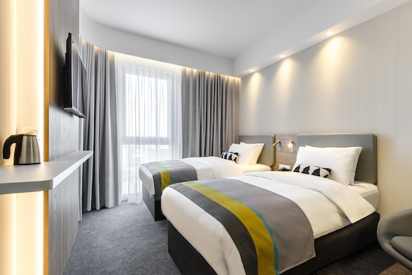 Standard Room, 2 Twin Beds (Free Breakfast) | Desk, blackout drapes, soundproofing, iron/ironing board