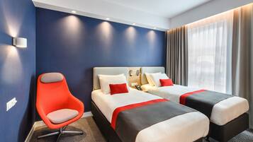 Quarto standard, 2 camas de solteiro (Free Breakfast) | Escrivaninha, cortinas blackout, quartos à prova de som