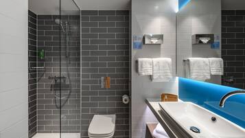 Dusche, Regendusche, Haartrockner, Handtücher