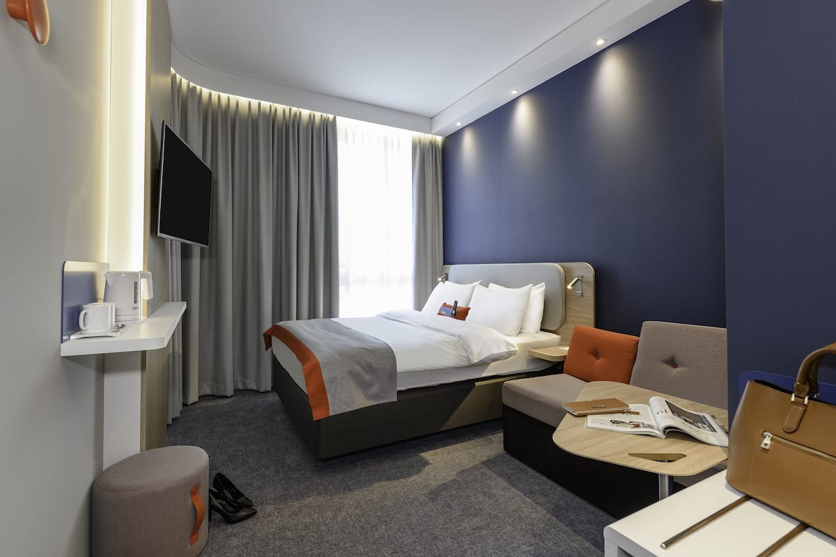 Hypo-allergenic bedding, in-room safe, laptop workspace