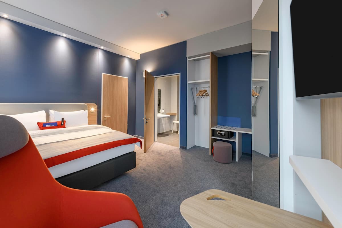 Hypo-allergenic bedding, in-room safe, laptop workspace