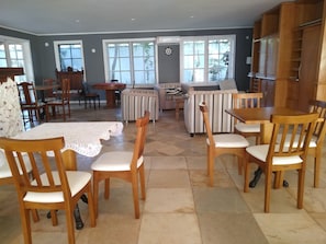 Daily buffet breakfast (BRL 20 per person)