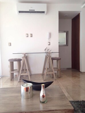 Departamento exclusivo, 1 cama King size | Área de sala de estar | Televisión LED de 40 pulgadas con canales por cable y televisión 