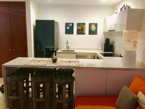 Departamento exclusivo, 1 cama King size | Cocina privada | Refrigerador 