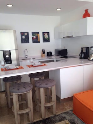 Departamento exclusivo, 1 cama King size | Área de sala de estar | Televisión LED de 40 pulgadas con canales por cable y televisión 