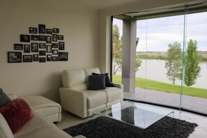 Maison Exécutive, plusieurs chambres, vue fleuve | Coin séjour | Télévision à écran plat, lecteur de DVD