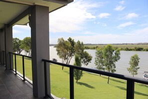 Casa executiva, vários quartos, vista para o rio | Vista do quarto