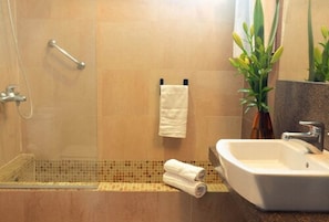 Design Apartment, 1 King Bed | Bathroom | Combined shower/tub, spring water tub, free toiletries, hair dryer - Fitz Roy Flats (Buenos Aires)