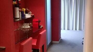 Design Apartment, 1 King Bed | Private kitchen | Microwave, oven, cookware/dishes/utensils