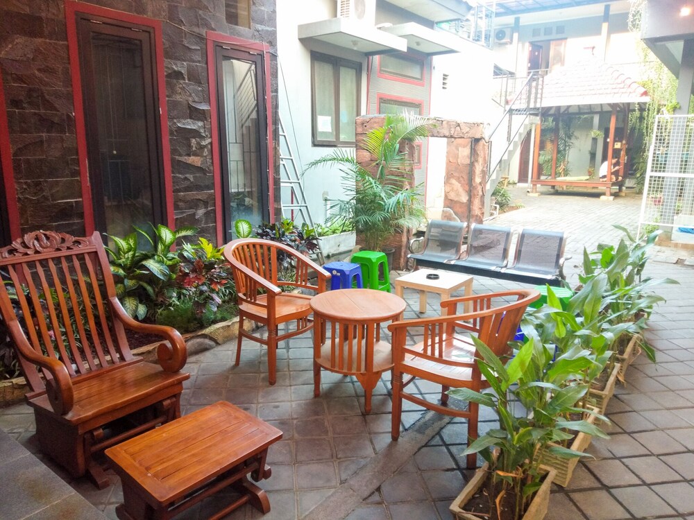 Kartini Guest House near Alun Alun Probolinggo Mitra RedDoorz image