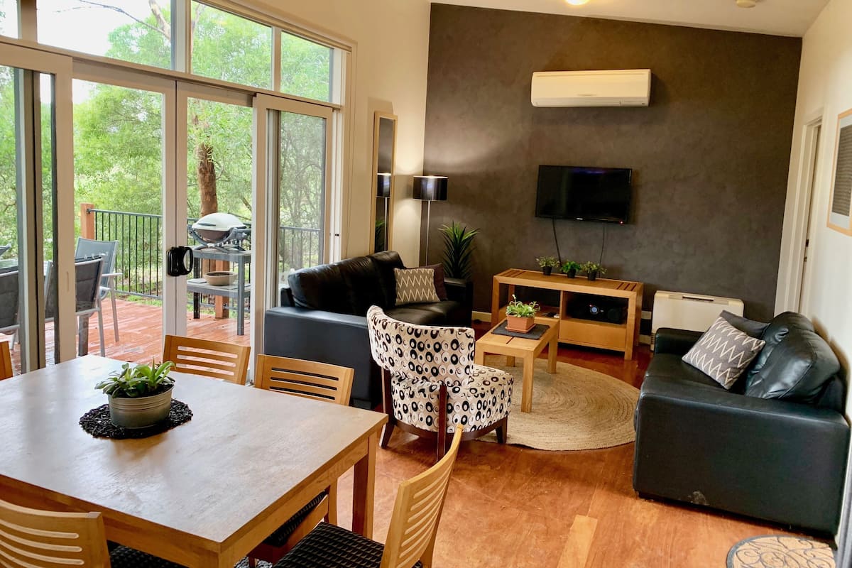 Villa superior, vista al jardín, en el área del jardín | Área de sala de estar | Televisión LCD, chimenea, reproductor de DVD y estación para iPod