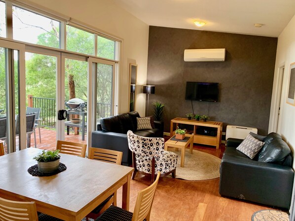 Villa Supérieure, vue jardin, côté jardin | Coin séjour