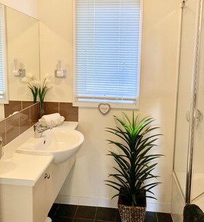 Superior Villa, Garden View, Garden Area | Bathroom | Combined shower/tub, deep soaking tub, hydromassage showerhead - Phillip Island Nature Resort (Cowes)