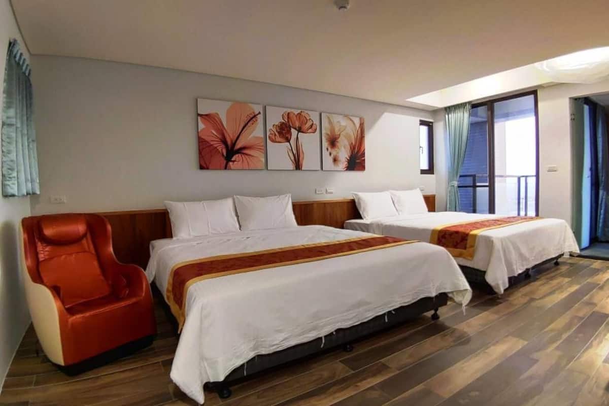 luxury quadruple room | desk, soundproofing, free wifi, bed sheets