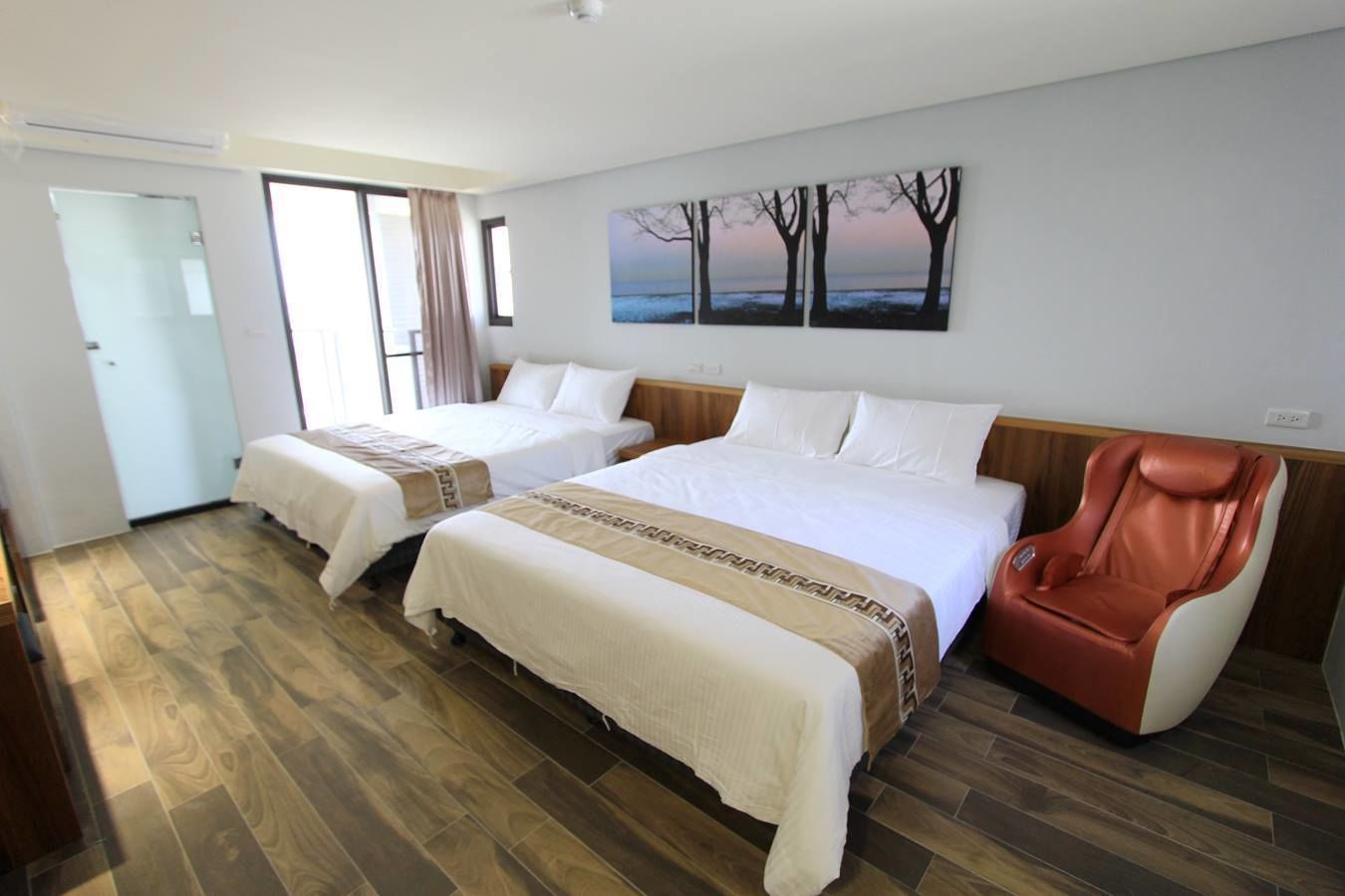 desk, soundproofing, free wifi, bed sheets