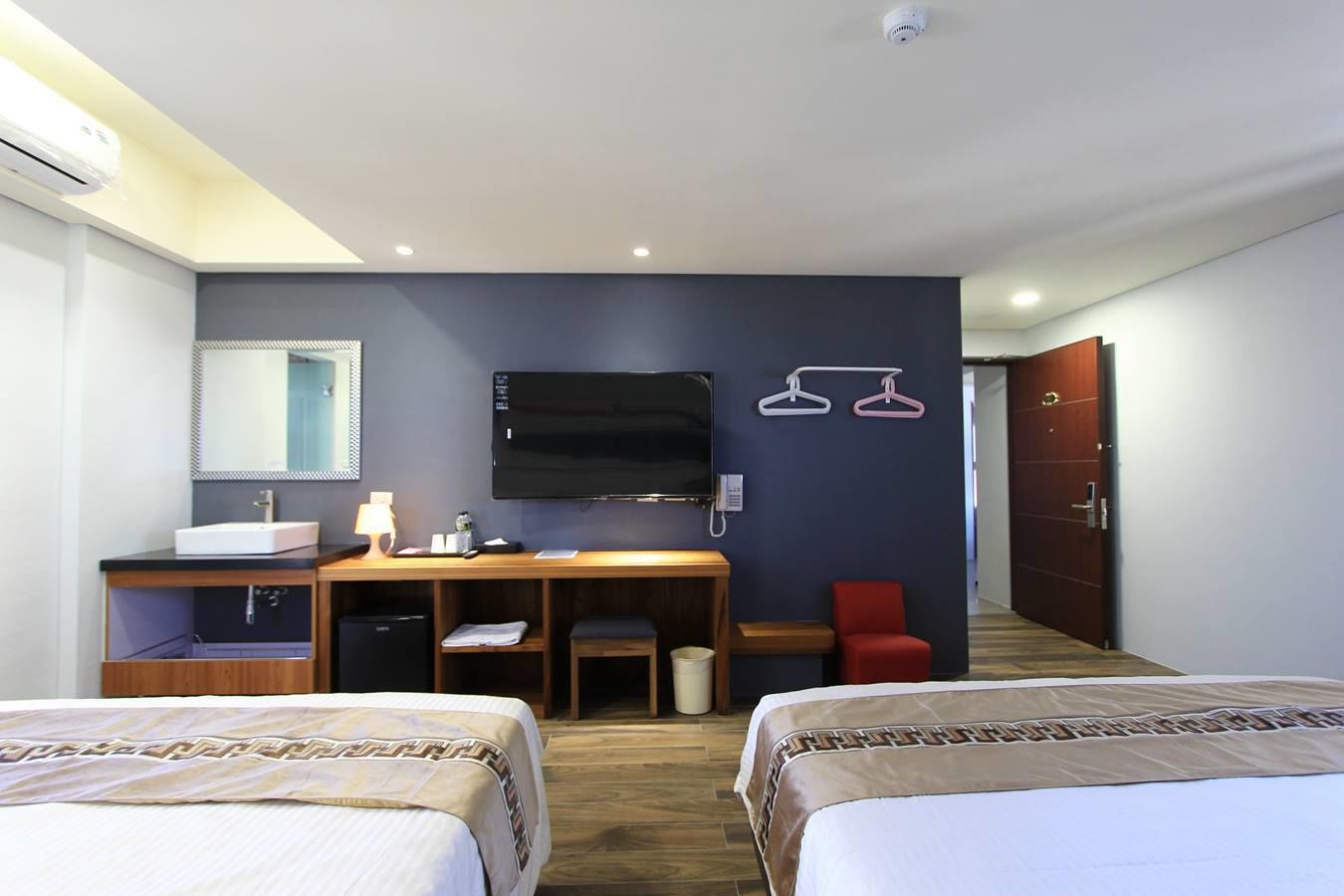 quadruple room, sea view | desk, soundproofing, free wifi, bed sheets