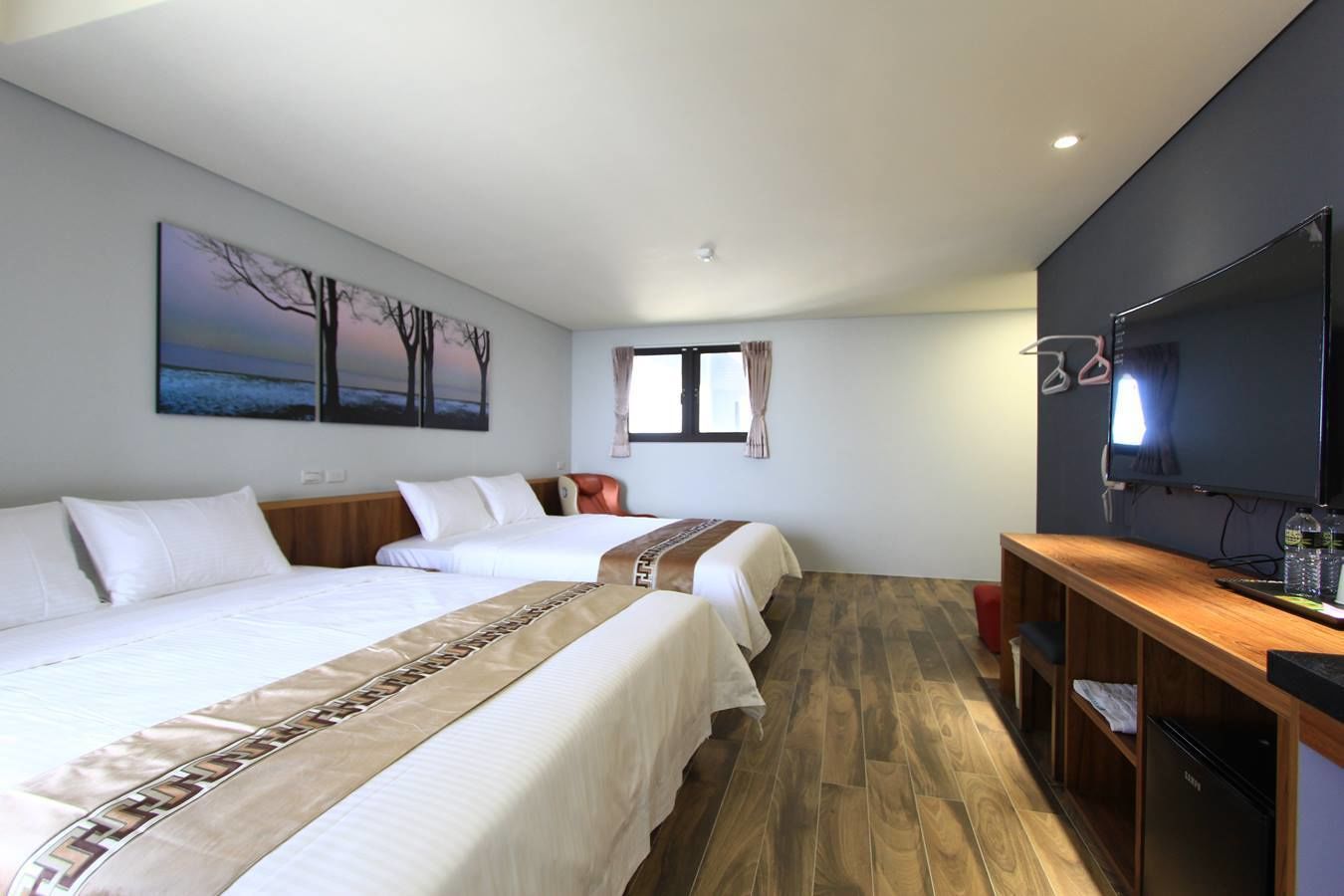 desk, soundproofing, free wifi, bed sheets