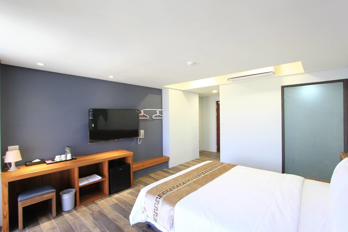 desk, soundproofing, free wifi, bed sheets