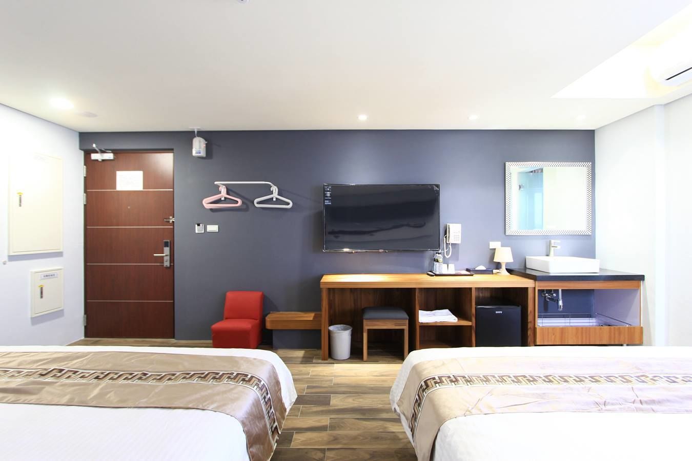 desk, soundproofing, free wifi, bed sheets