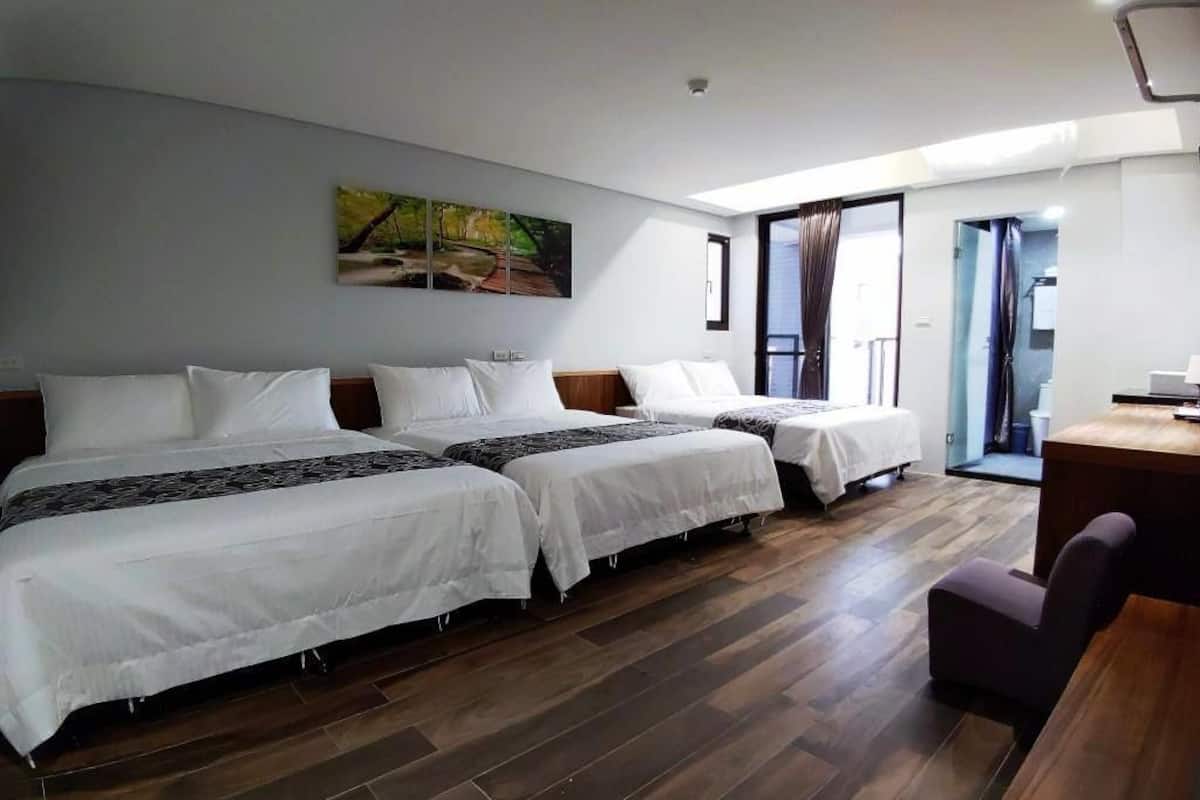 luxury six-person room | desk, soundproofing, free wifi, bed sheets