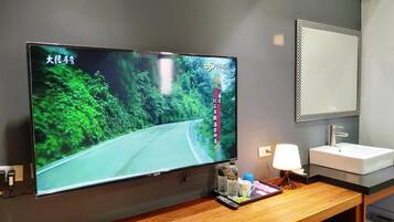 Luxury Quadruple Room | Television