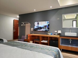 Een bureau, geluiddichte muren, gratis wifi, beddengoed