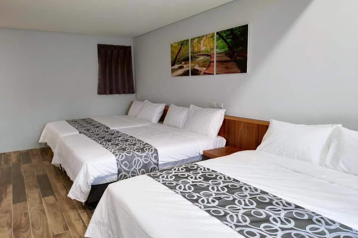 Luxury Six-Person Room | Desk, soundproofing, WiFi (free), bed sheets
