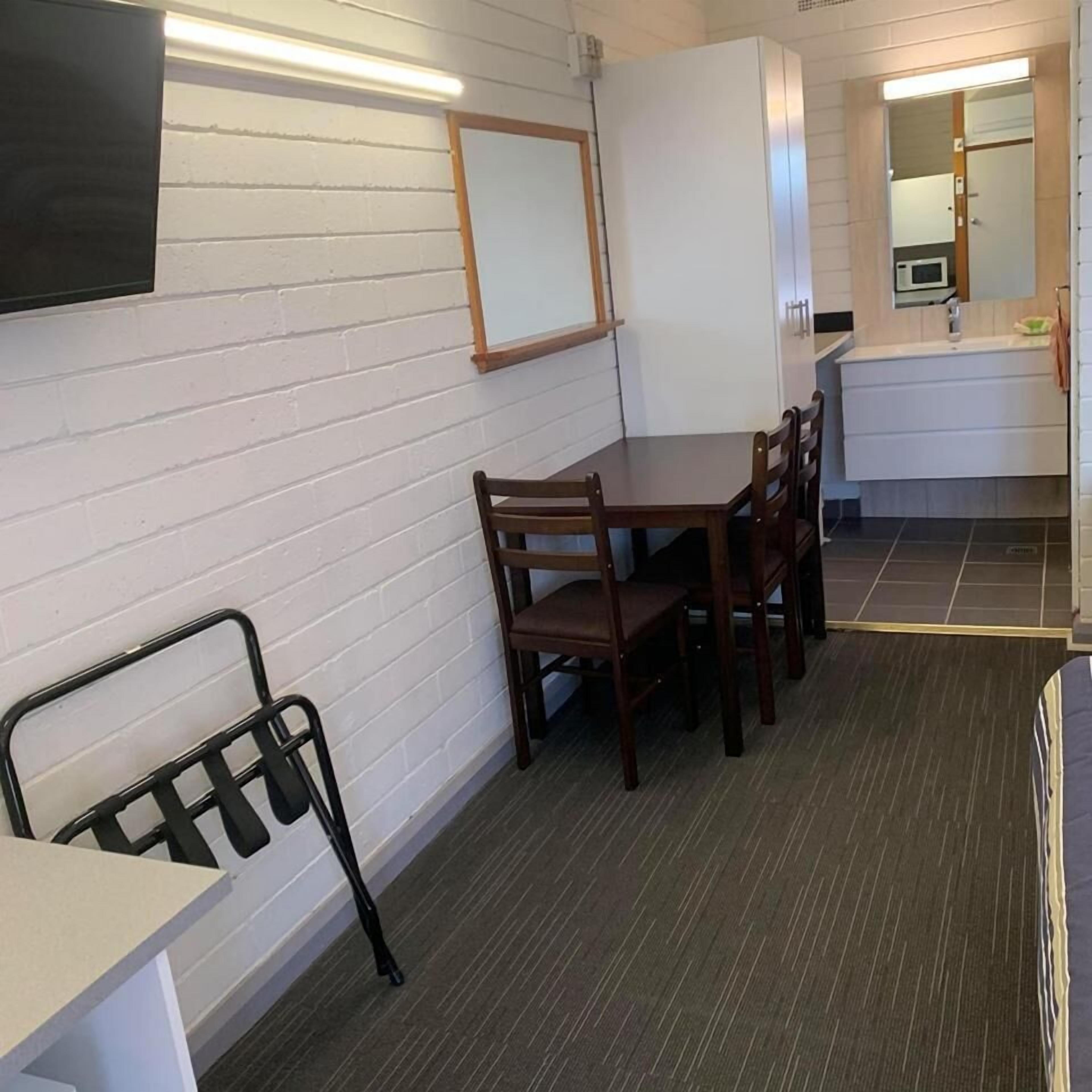 Kjøleskap, mikrobølgeovn, kaffetrakter/tekoker og vannkoker