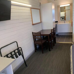 Geladeira, micro-ondas, cafeteira/chaleira, chaleira elétrica