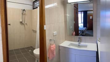 Shower, free toiletries