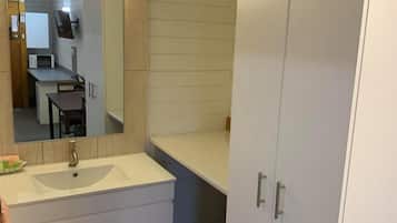 ฝักบัว, ของใช้ในห้องน้ำฟรี