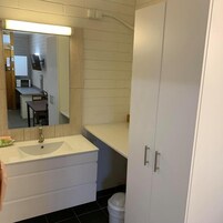 Shower, free toiletries