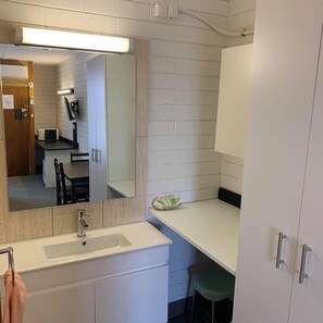 Shower, free toiletries