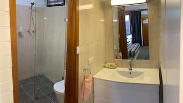 Twin Room | Bathroom shower