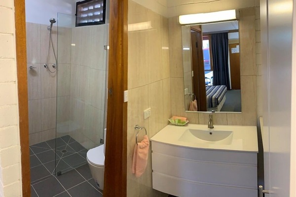 Zweibettzimmer | Dusche im Bad
