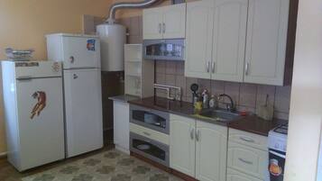 Refrigerador em uma área comum, micro-ondas em uma área comum, cooktop