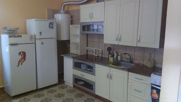 Refrigerador, microondas, parrilla de estufa y utensilios de cocina 