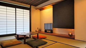 Deluxe-rum - delat badrum (Japanese Style) | Individuell inredning, skrivbord och gratis wi-fi