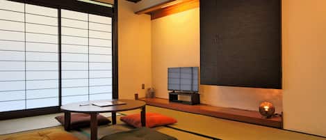 Deluxe Japanese Style Room, Shared Bathroom | Individually decorated, desk, free WiFi